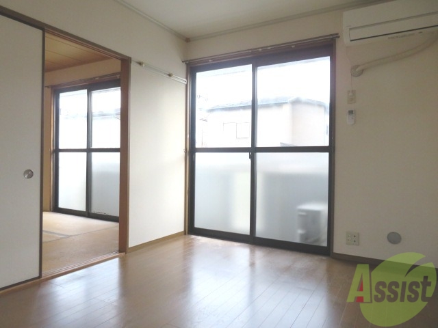 居室・リビング　程よく明かりの入る、南西向きのお部屋です。