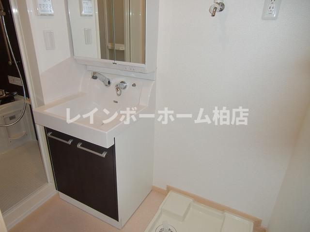 洗面設備　シャワー付き洗面台です
