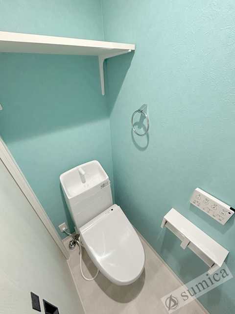 トイレ　人気アイテムの温水洗浄便座。清潔感のあるトイレです。