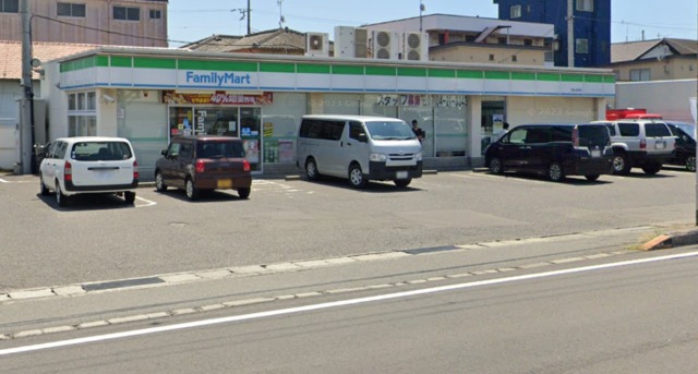 コンビニ　ファミリーマート和歌山築港店（コンビニ）まで394m