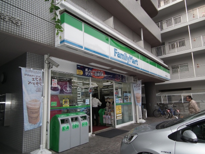 コンビニ　ファミリーマート（コンビニ）まで80m