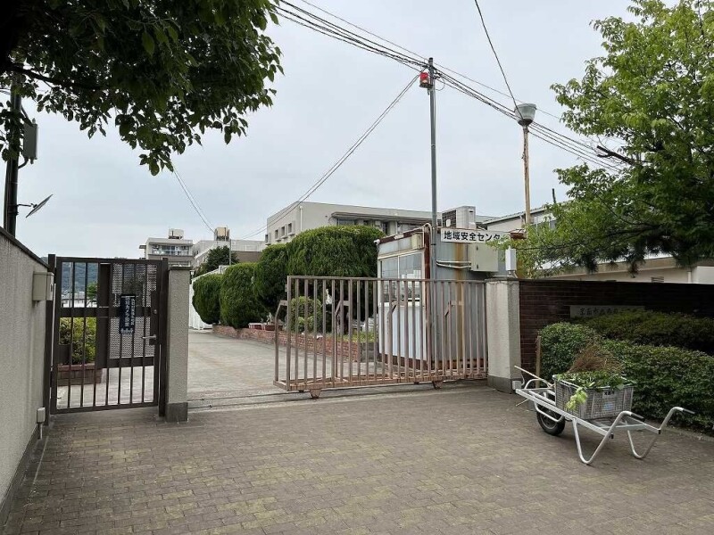 小学校　箕面市立西南小学校（小学校）まで995m