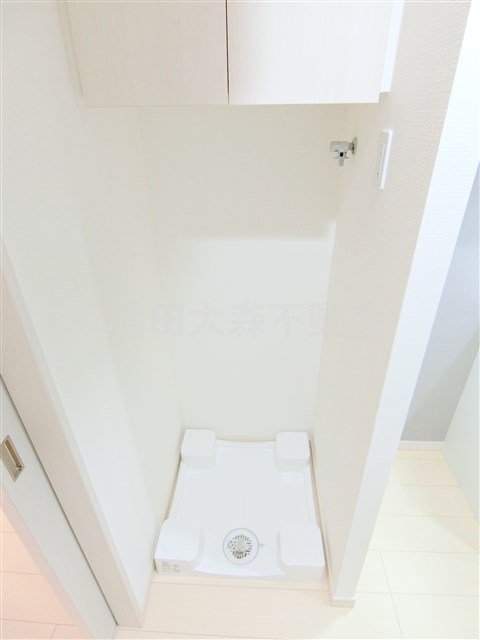 その他設備　吊戸棚付きの洗濯機置き場