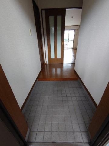 玄関　同じ建物のお部屋のお部屋の写真です。