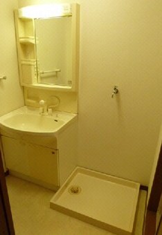 洗面設備　同じ建物のお部屋のお部屋の写真です。