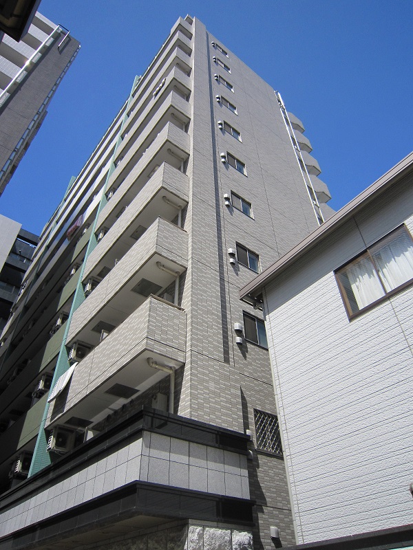 建物外観　新横浜の都会的な町並みの一画にあります。