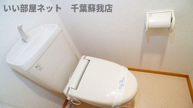 トイレ　落ち着いた色調のトイレです
