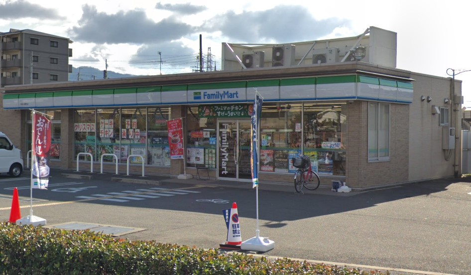 コンビニ　ファミリーマート 八尾小畑町店（コンビニ）まで95m