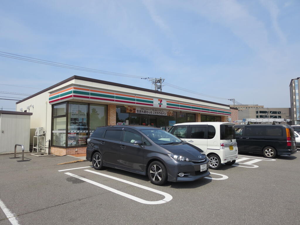 コンビニ　セブンイレブン金沢鞍月4丁目店（コンビニ）まで557m