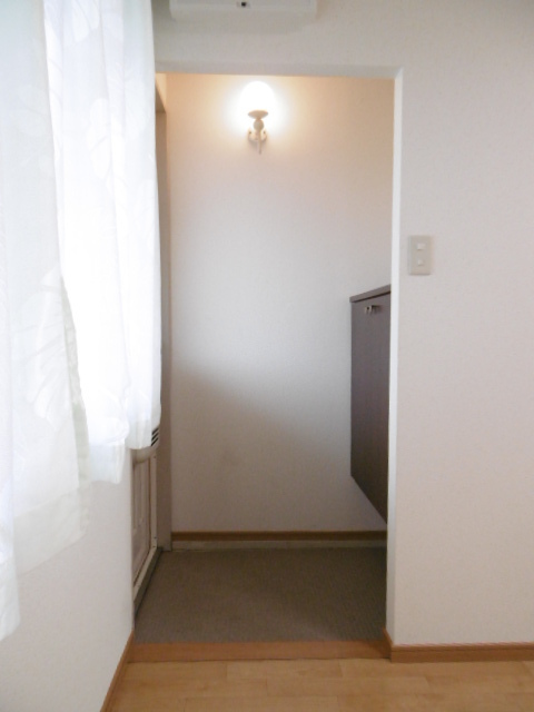 玄関　※写真は他号室です