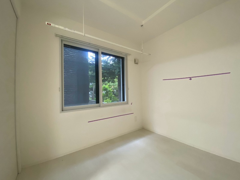 その他部屋・スペース　寝室はこちらです。光が差し込む、温かみのあるお部屋です。