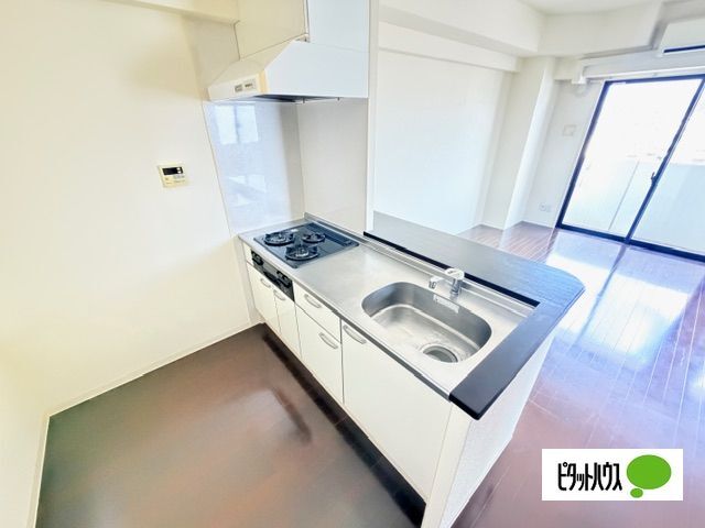キッチン　別号室の反転タイプのお部屋の写真です。参考写真としてご覧くだ