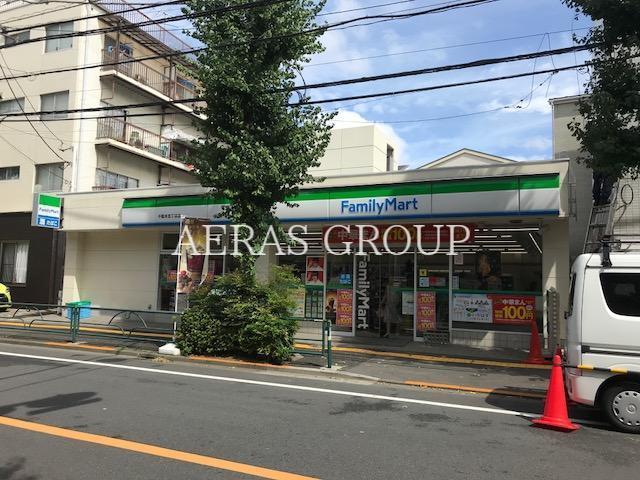 コンビニ　ファミリーマート千駄木五丁目店（コンビニ）まで377m