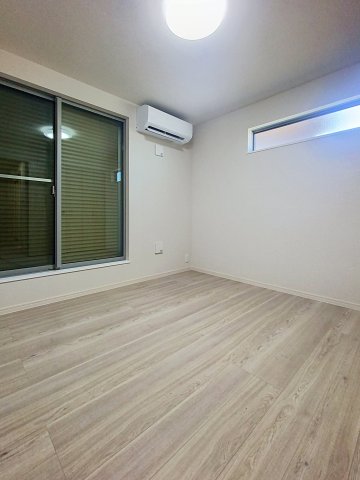 その他部屋・スペース　開放的な寝室です