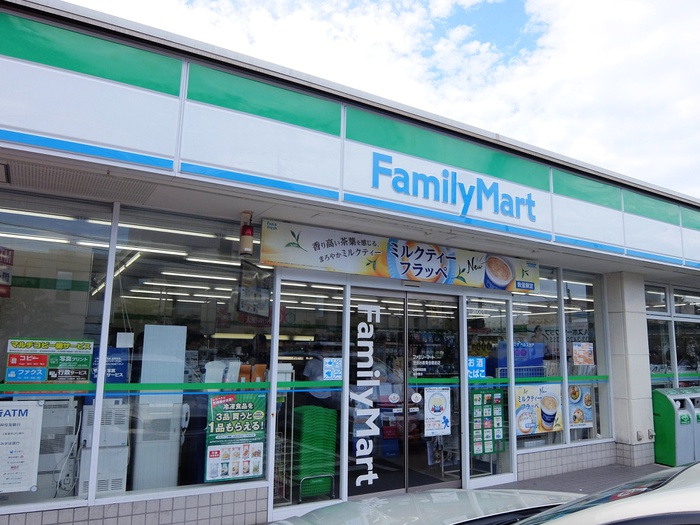 コンビニ　ファミリーマート世田谷教育会館前店（コンビニ）まで312m