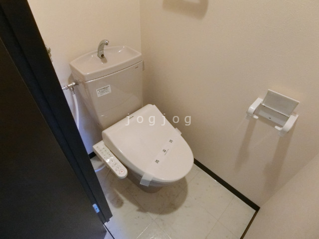 トイレ　嬉しい温水洗浄便座付きのトイレです。