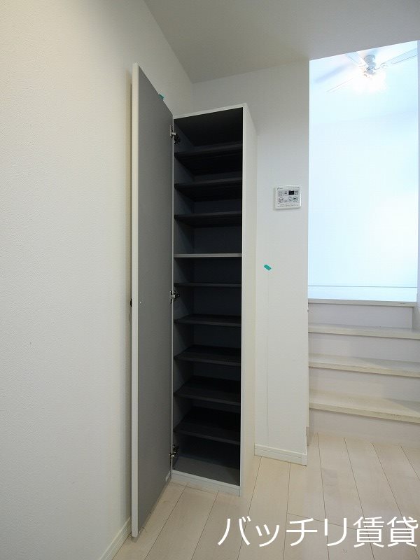 玄関　同型タイプの為、現状を優先いたします。