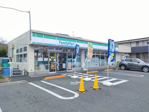 コンビニ　ファミリーマート 鹿骨五丁目店（コンビニ）まで218m