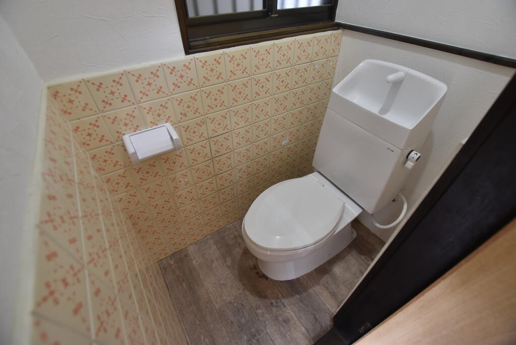 柏原市安堂町貸家のトイレ写真
