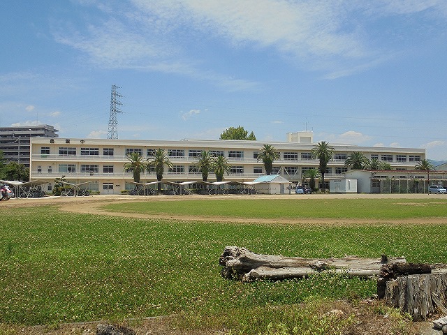 中学校　西部中学校（中学校）まで617m