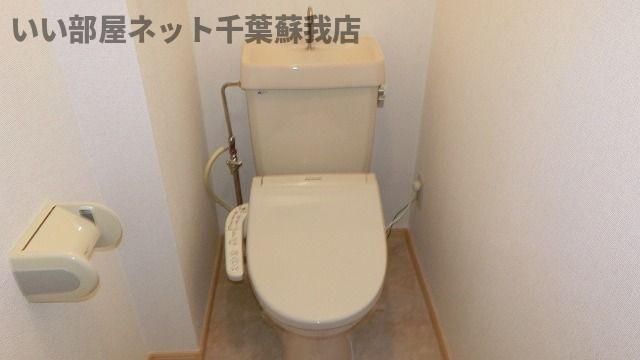 トイレ　落ち着いた色調のトイレです