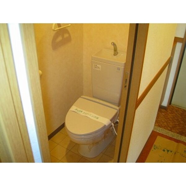 トイレ　同物件の別部屋になります。
