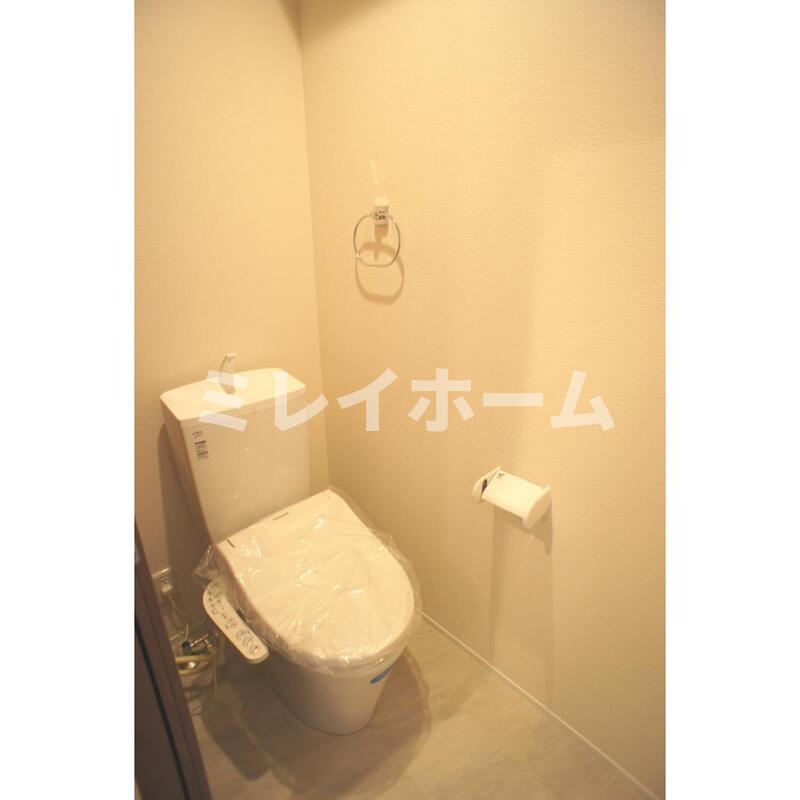 トイレ　同建物内、別のお部屋の参考写真になります。