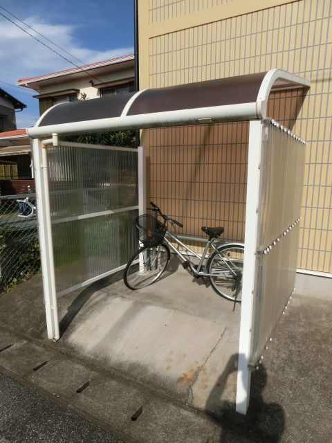 駐車場　屋根付きの駐輪場です。