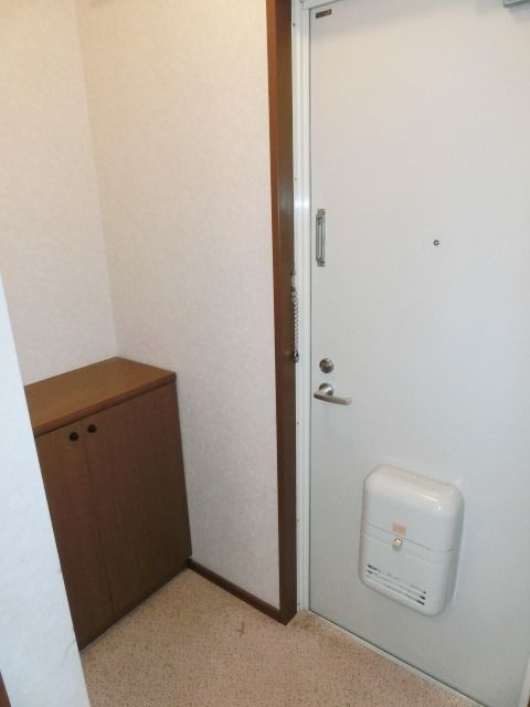 玄関　玄関　向かいにシューズボックスあり