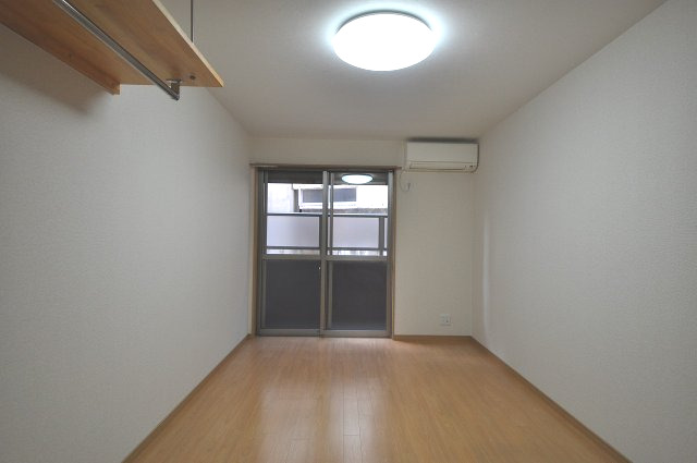 アールグランツ東大路の居間写真