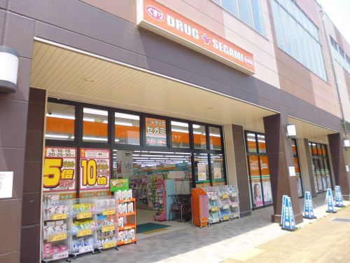 ドラックストア　ドラッグセガミ大久保駅前店（ドラッグストア）まで427m