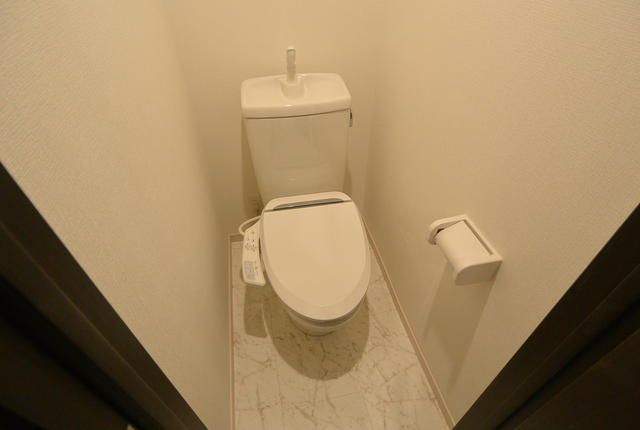 東京メトロ千代田線 綾瀬駅 徒歩10分 3階建 築13年のトイレ写真