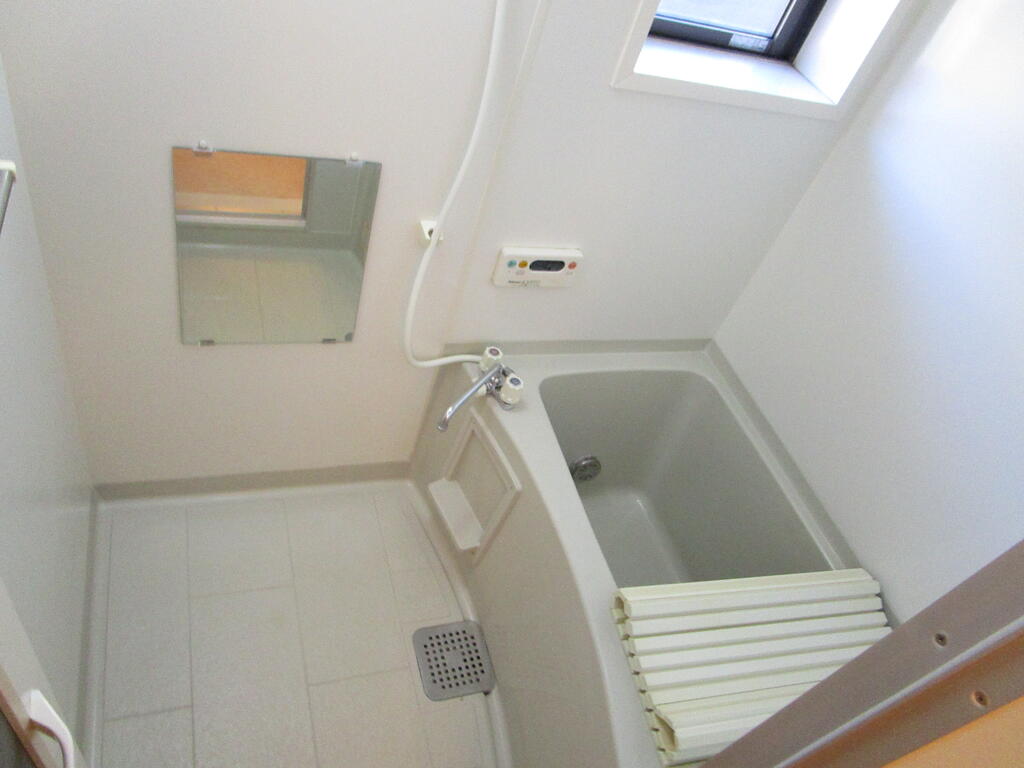 バス・シャワールーム　経済的な追焚機能付で小窓もあります！