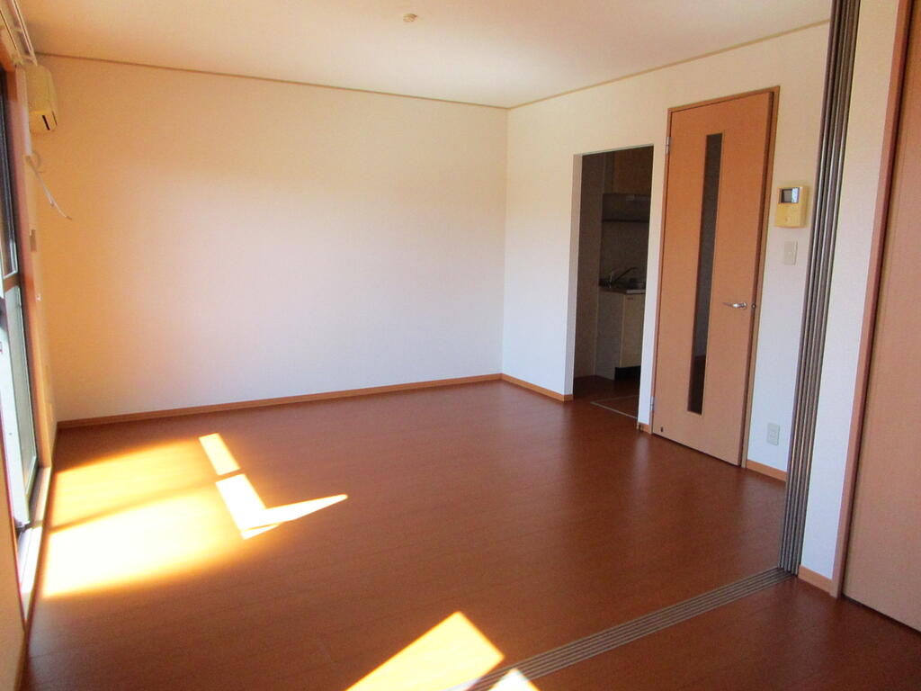 居室・リビング　LDK１１帖　南向きで明るいですよ！