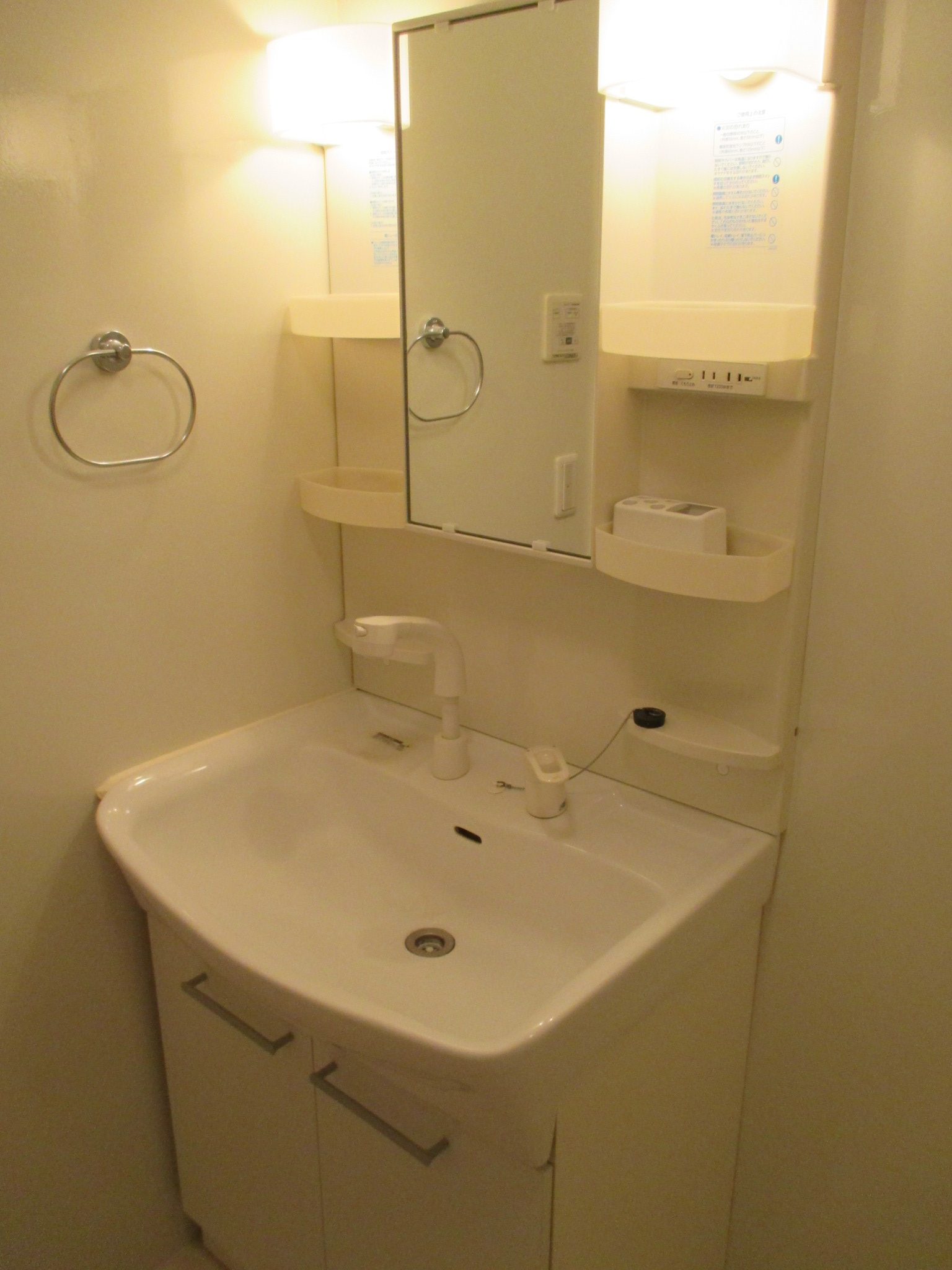 洗面設備　こちらの画像は同一物件の別部屋です。