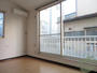 居室・リビング　大きな窓から光が差し込み明るいお部屋ですね