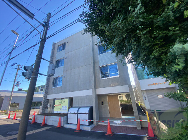 札幌市中央区南二十三条西のマンションの建物外観