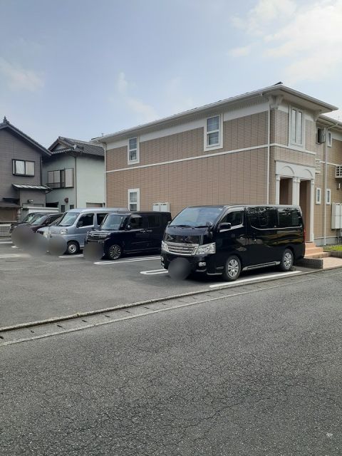 【静岡市清水区蒲原東のアパートの駐車場】