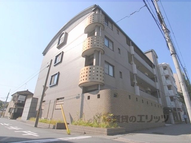 京都市左京区松ケ崎芝本町のマンションの建物外観