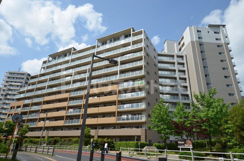 足立区新田のマンションの建物外観