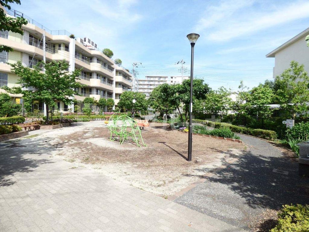 【足立区新田のマンションの公園】