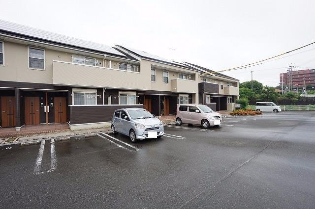 【直方市大字下境のアパートの駐車場】