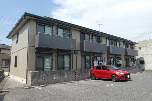 【倉敷市西中新田のアパートの建物外観】