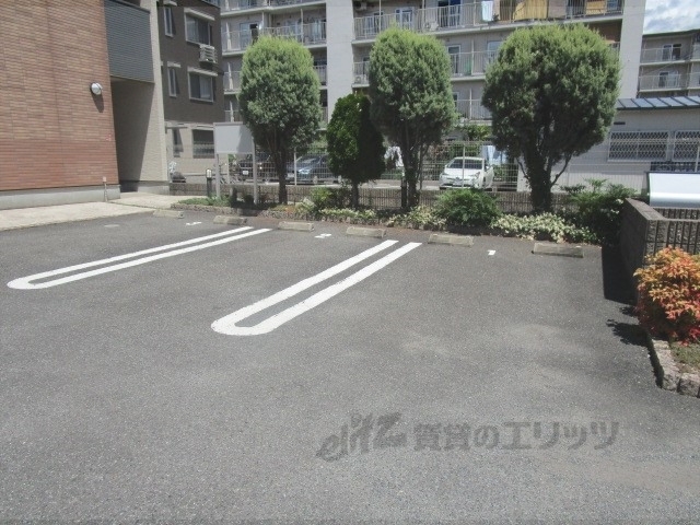 【枚方市藤阪西町のアパートの駐車場】