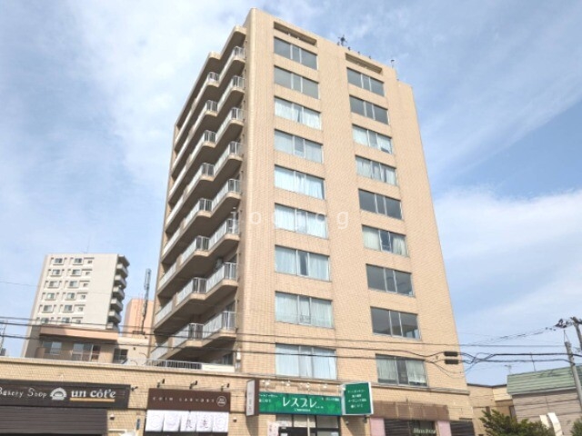 札幌市中央区南十三条西のマンションの建物外観