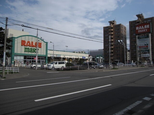 【札幌市中央区南十三条西のマンションのショッピングセンター】