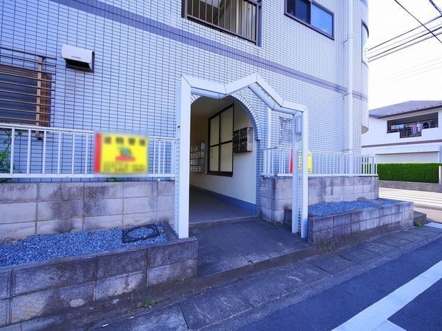 【吉川市高富のマンションのエントランス】