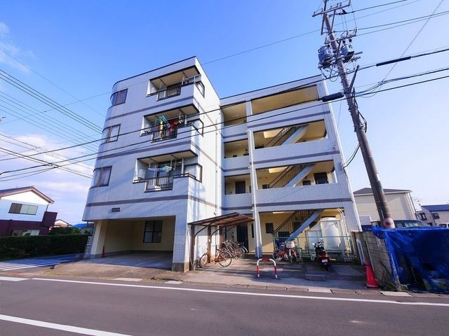 吉川市高富のマンションの建物外観