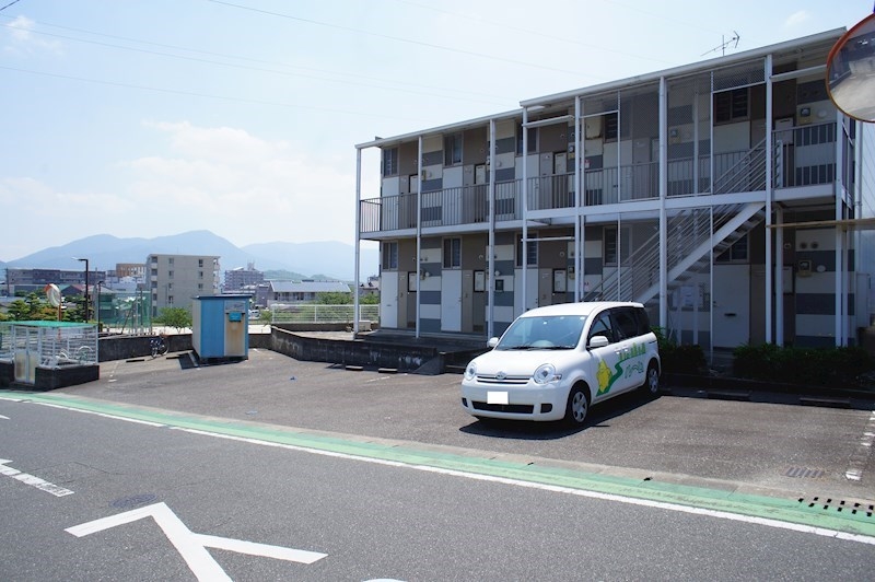 【糟屋郡志免町別府東のアパートの駐車場】