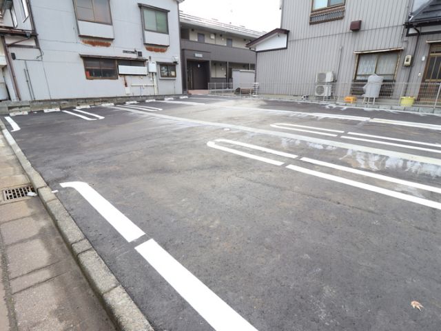 【長岡市千歳のアパートの駐車場】